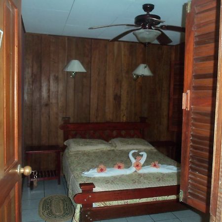 Miss Junies Lodge Tortuguero Esterno foto